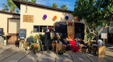 El Wine Y Cafe Exterior