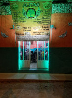 Pizzas Vikingo outside