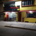 Pizza Danny Todo En Comida Rápida outside