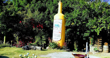 Los Magueyes outside