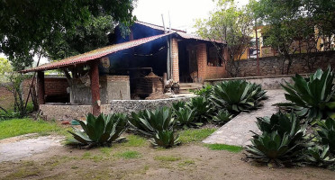 Los Magueyes outside