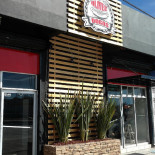 Oliver Dogos Extérieur