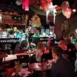 Marisquería La Isla inside