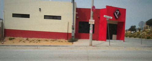 Manhattan Pizza outside