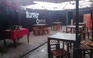 The Burger Company Dentro
