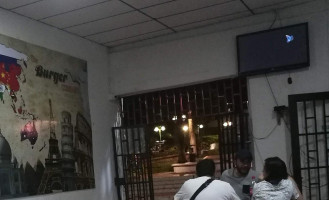 The Burger Company Dentro