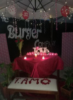 The Burger Company Dentro