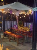 The Burger Company Dentro