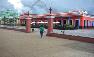 La Leyendas outside