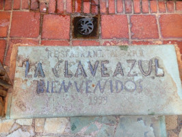 La Clave Azul outside