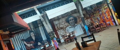 Los Almendros Exterior