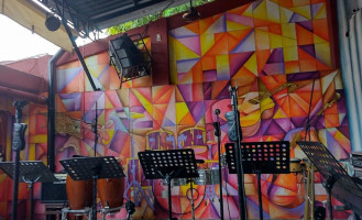 Los Almendros Exterior