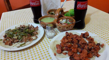 Los Molcajetes Comida