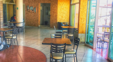 Cafe Quinta Avenida inside