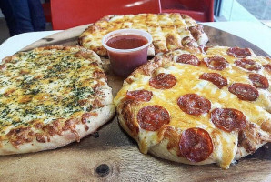 Mozzarella Pizza Place food