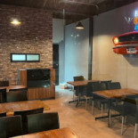 Burger Garage inside
