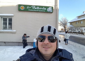 Tacos Los Güeros outside