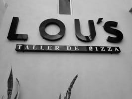 Lou's Taller De Pizza food