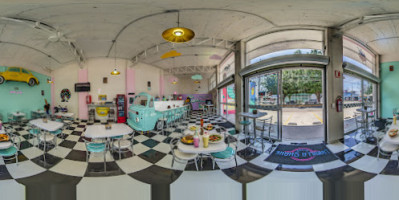 Vanilla Shake Diner inside