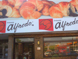 Croissants Alfredo outside