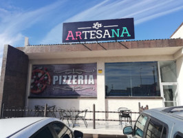 Pizzería La Artesana outside