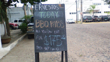 Ernesto's Good Grub outside