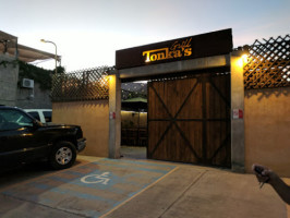 Tonka's Grill, México outside