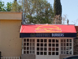 Cuustom Burgers outside