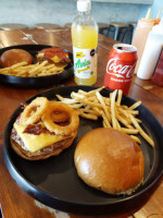 Capi´s Burger Co. México food