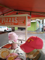 Pizzas De Suadero outside