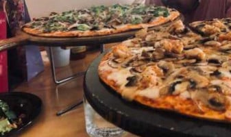 La Bella Regia Pizzería food