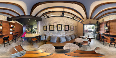 Qūentin Café inside