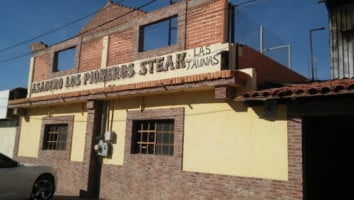 Los Pioneros Steak outside