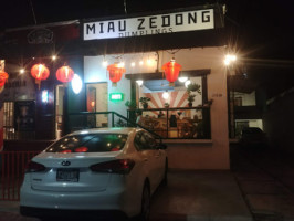 Miau Zedong outside
