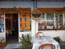 Saint-pétit Café Et Patisserie inside