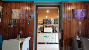 Momo Café inside
