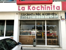 La Kochinita outside