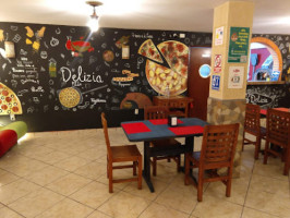 Delizia Pizza inside