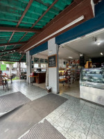 Incontro Pastelería, Pizzería Y Cafetería inside
