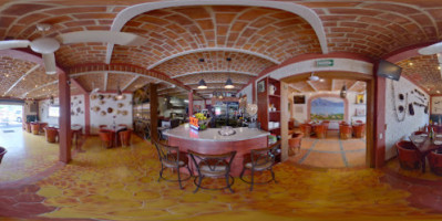 Tony's Restaurante Bar inside
