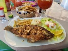 Gus Mariscos food