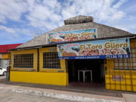 El Toro Güero outside