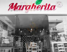 Margherita Pizza y Vino inside