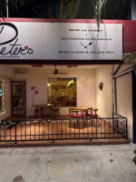 Peter's Restaurante outside