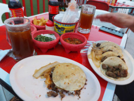 Los Tacos Parrillada food