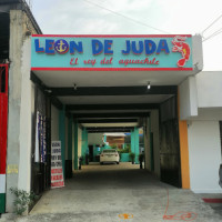 León De Judá outside