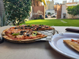 Monterosso Pizza A La Leña food