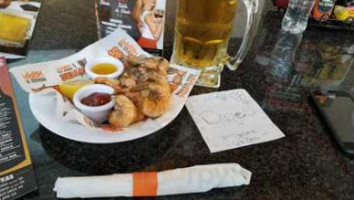Hooters Plaza Central food