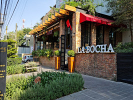 La Bocha Av. México outside