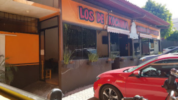 Los De Kochina outside